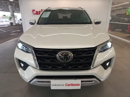 TOYOTA HILUX SW4 2.8 D-4D TURBO DIESEL SRX 4X4 AUTOMÁTICO