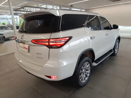 TOYOTA HILUX SW4 2.8 D-4D TURBO DIESEL SRX 4X4 AUTOMÁTICO