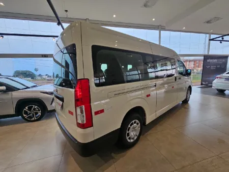 TOYOTA HIACE 2.8 D-4D TURBO DIESEL MINIBUS 15+1 DX AUTOMÁTICO