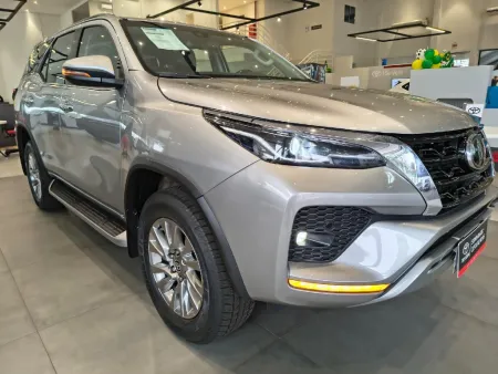 TOYOTA HILUX SW4 2.8 D-4D TURBO DIESEL SRX 7L 4X4 AUTOMÁTICO