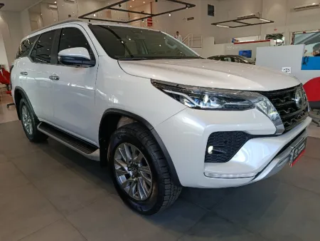 TOYOTA HILUX SW4 2.8 D-4D TURBO DIESEL SRX 7L 4X4 AUTOMÁTICO