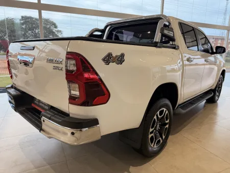 TOYOTA HILUX 2.8 D-4D TURBO DIESEL CD SRX 4X4 AUTOMÁTICO