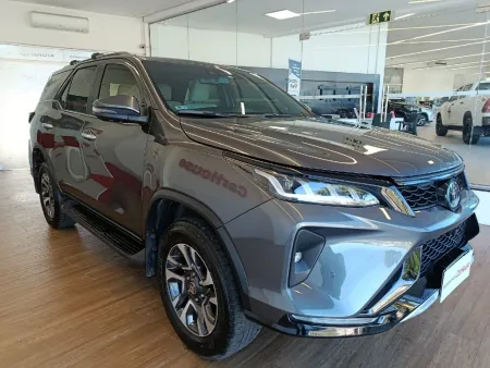 TOYOTA HILUX SW4 2.8 D-4D TURBO DIESEL DIAMOND 7L 4X4 AUTOMÁTICO