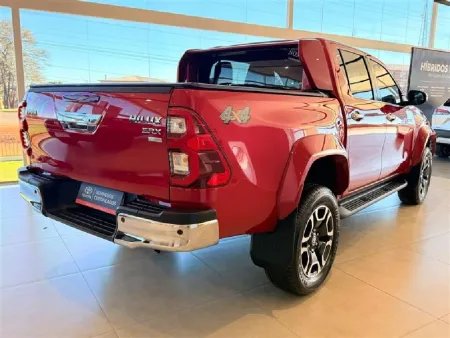 TOYOTA HILUX 2.8 D-4D TURBO DIESEL CD SRX PLUS 4X4 AUTOMÁTICO